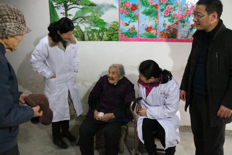 看望百岁老人_看图王.jpg