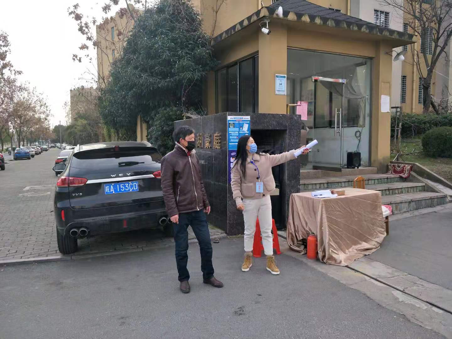 信访人在一线值守.jpg