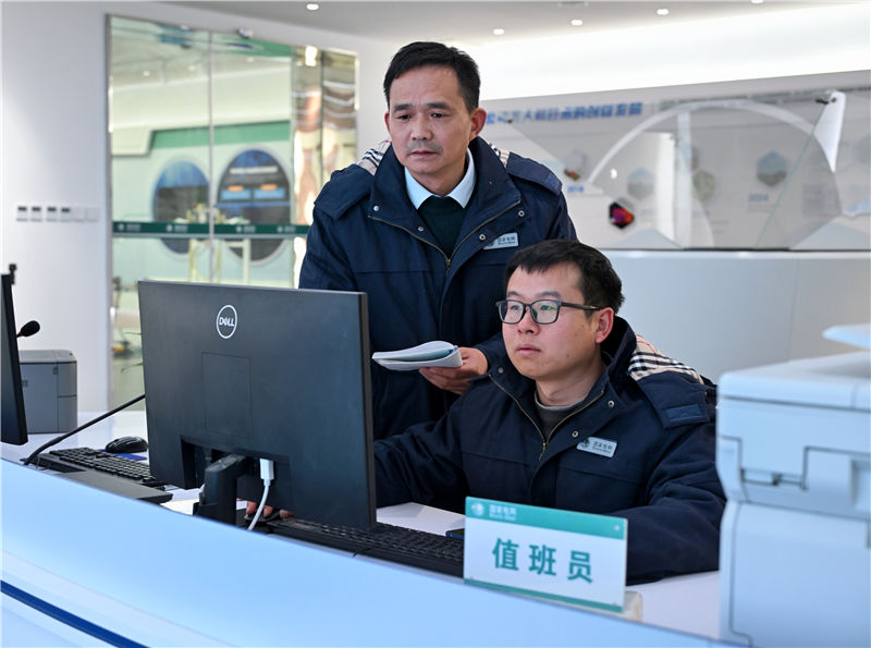 如今，廖志斌（左）带着徒弟邱首东（右）在智慧监控中心内，靠着智慧管控平台“巡线”。李荡摄